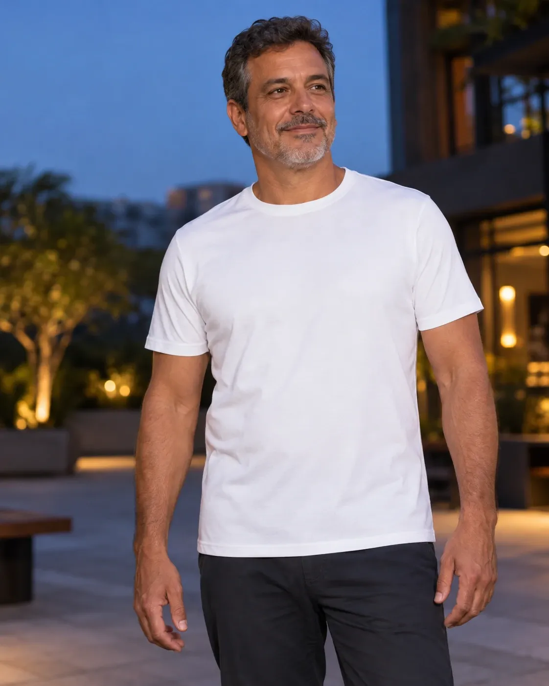 Homem usando a camisa lisa branca com calça escura