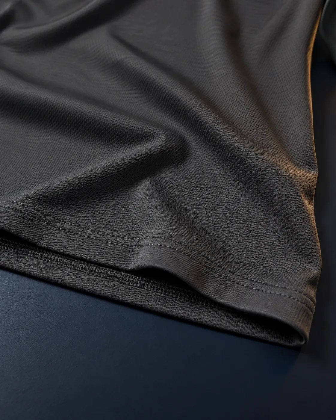 Detalhe da textura da malha e da costura da barra da camisa chumbo