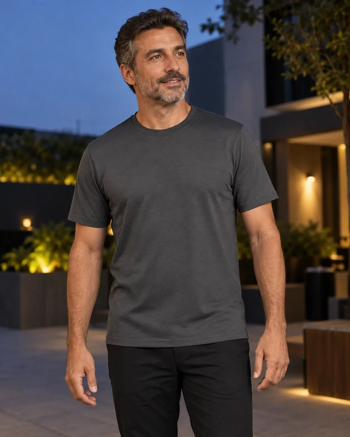Homem usando a camisa lisa cinza chumbo com calça preta