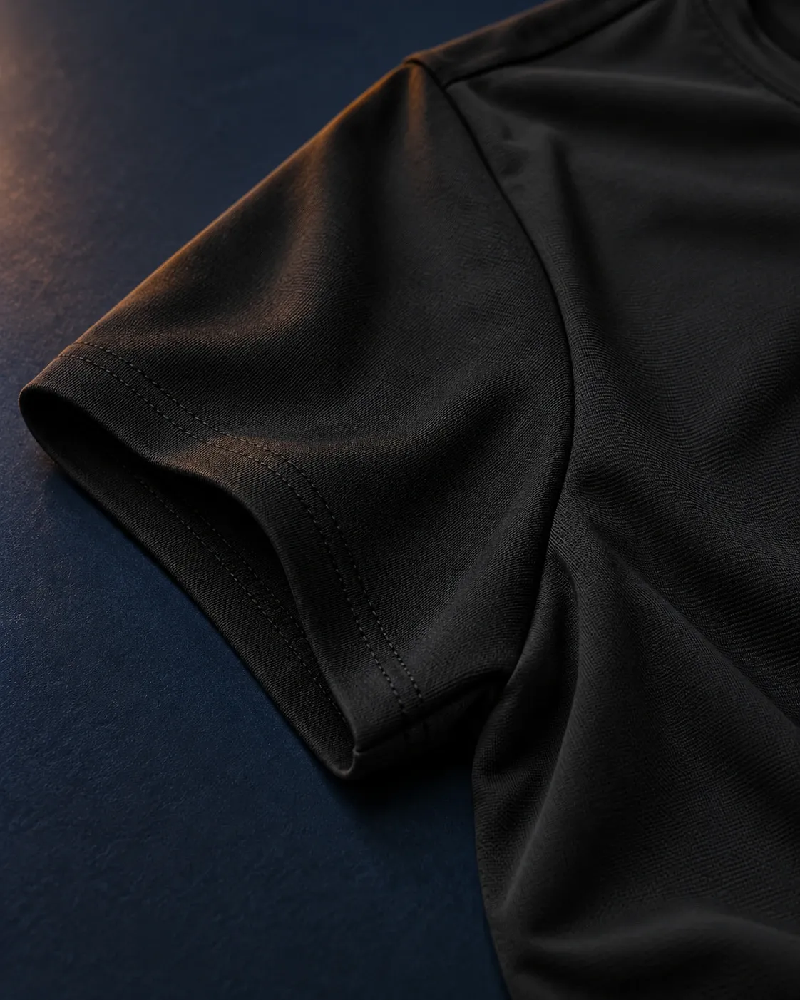 Detalhe da manga e da costura da barra da manga da camisa preta