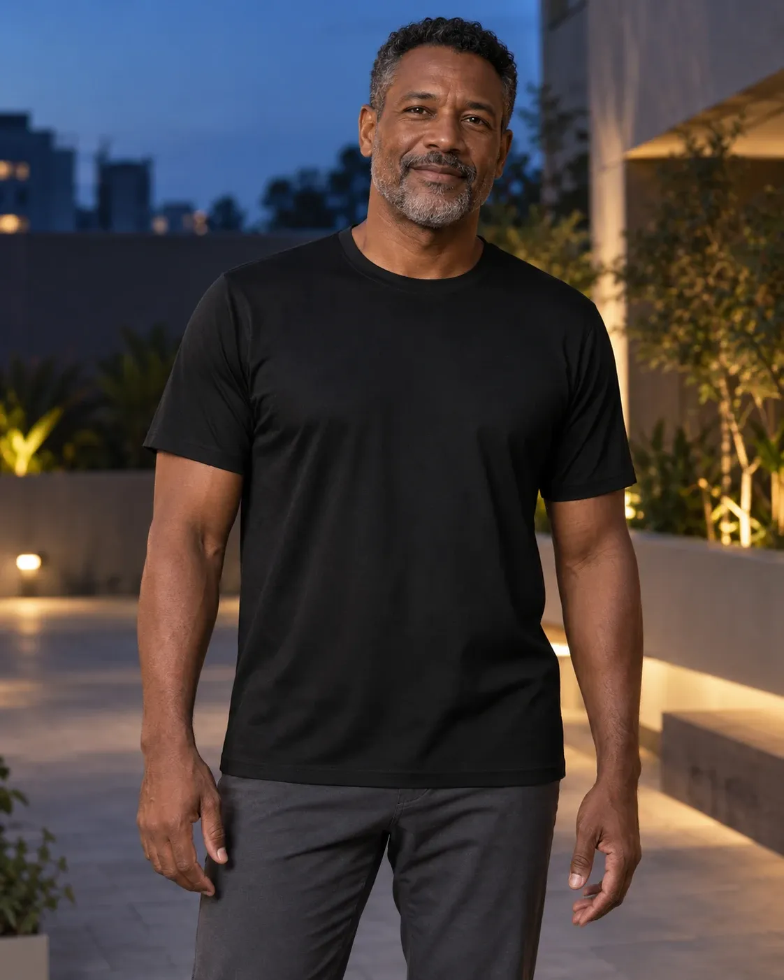 Homem usando a camisa lisa preta com calça cinza
